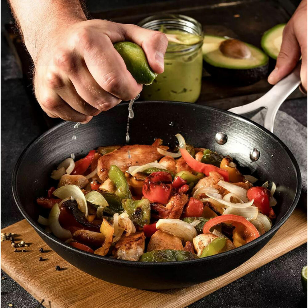 FMprofessional Profi-Wokpfanne Force, Induktionsfähig, Gusseisen mit Edelstahlgriff, Schwarz, 28 cm, 22172