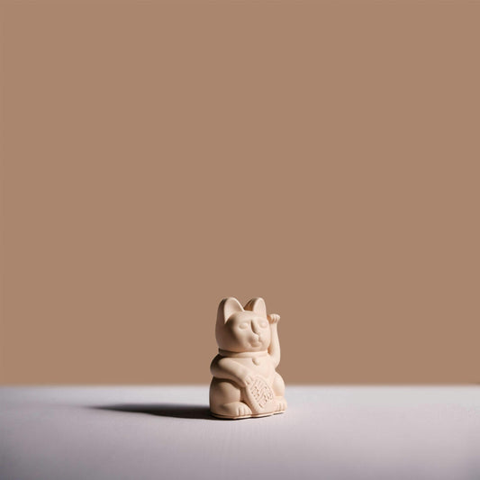 Donkey Products Lucky Cat Mini Maneki Neko, Winkekatze, Glücksbringer, Kunststoff, Ocker, 9.8 cm, 330538