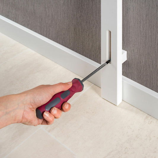 reer WallFlex Bodenleistenset, Befestigungsleisten für Schutzgitter, Kindersicherung, Kinder Sicherung, 46060