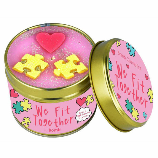 Bomb Cosmetics Duftkerze Scent Stories in Dose We Fit Together, Dosenkerze, Rosa, PWEFITT04