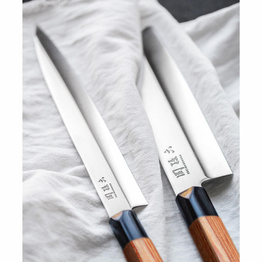 Kai Seki Magoroku Redwood 2019 Yanagiba, Red Wood Messer, Filetiermesser, Küchenmesser, Küchenhelfer, Küchenutensilien, Holz / Kunststoff / Stahl, Braun / Schwarz / Silberfarben, Klinge 21 cm, Griff 13.4 cm, MGR-210Y