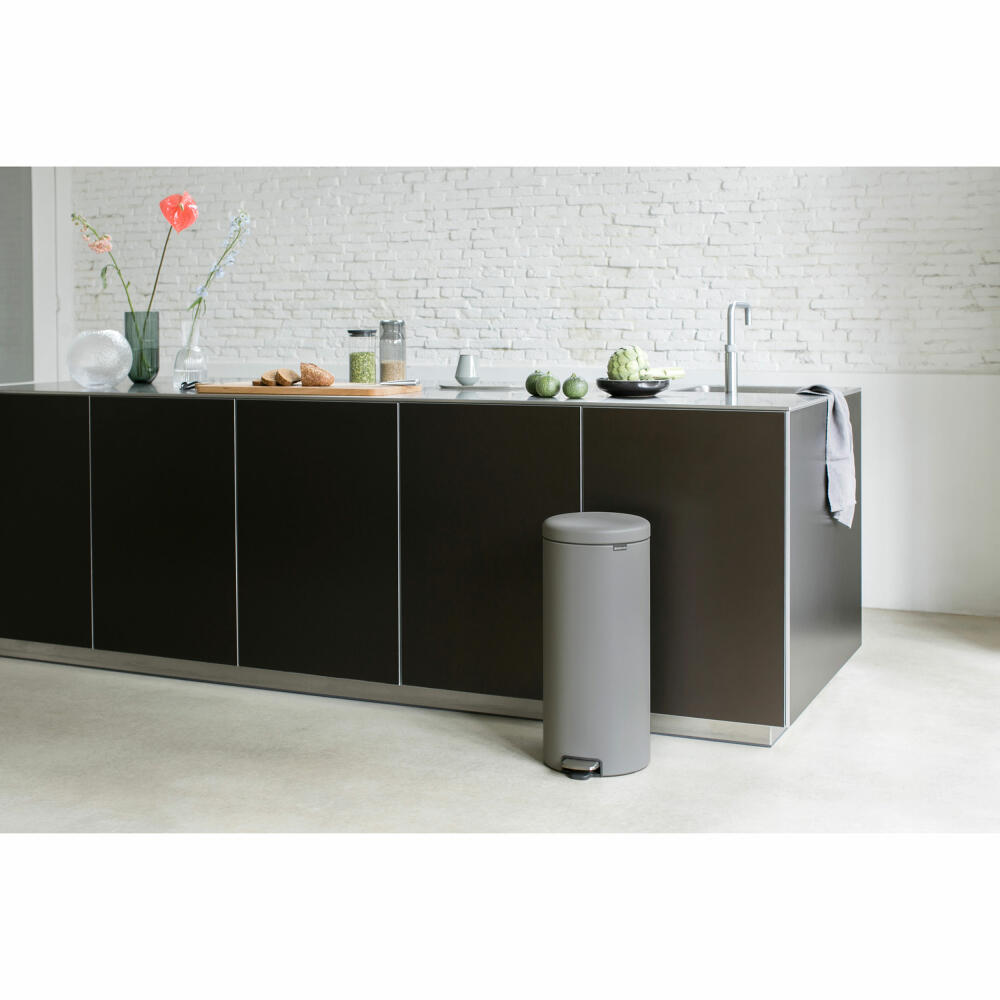 Brabantia Treteimer NewIcon, Abfalleimer, Mülleimer, Stahl, Mineral Concrete Grey, 30 L, 119187