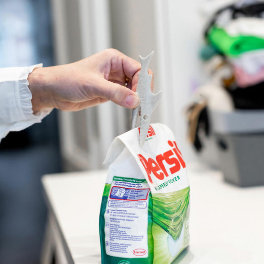 Koziol Klammer Sharky 20er Set, Wäscheklammern, Beutelclips, Recycled Kunststoff, Recycled Desert Sand / Nature Grey, 1452122