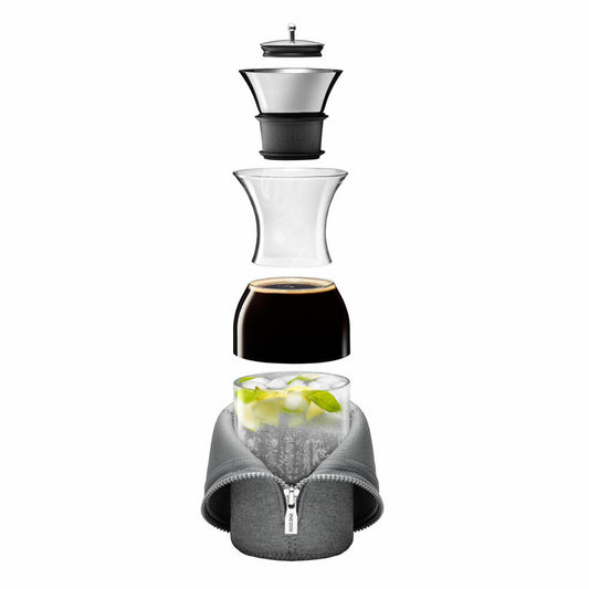 Eva Solo Kühlschrankkaraffe mit Manschette, Glaskaraffe, Karaffe, Kanne, Wasserkaraffe, Glas/Edelstahl/Silikon/ Stoff, Dunkelgrau, 1 L, 567973