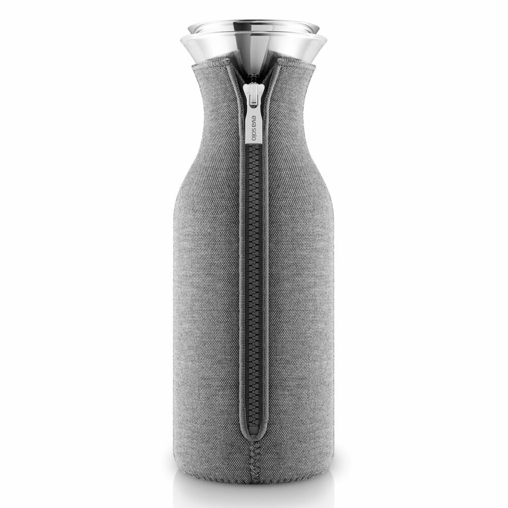 Eva Solo Kühlschrankkaraffe mit Manschette, Glaskaraffe, Karaffe, Kanne, Wasserkaraffe, Glas/Edelstahl/Silikon/ Stoff, Dunkelgrau, 1 L, 567973