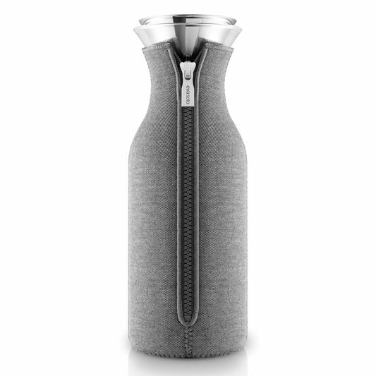 Eva Solo Kühlschrankkaraffe mit Manschette, Glaskaraffe, Karaffe, Kanne, Wasserkaraffe, Glas/Edelstahl/Silikon/ Stoff, Dunkelgrau, 1 L, 567973