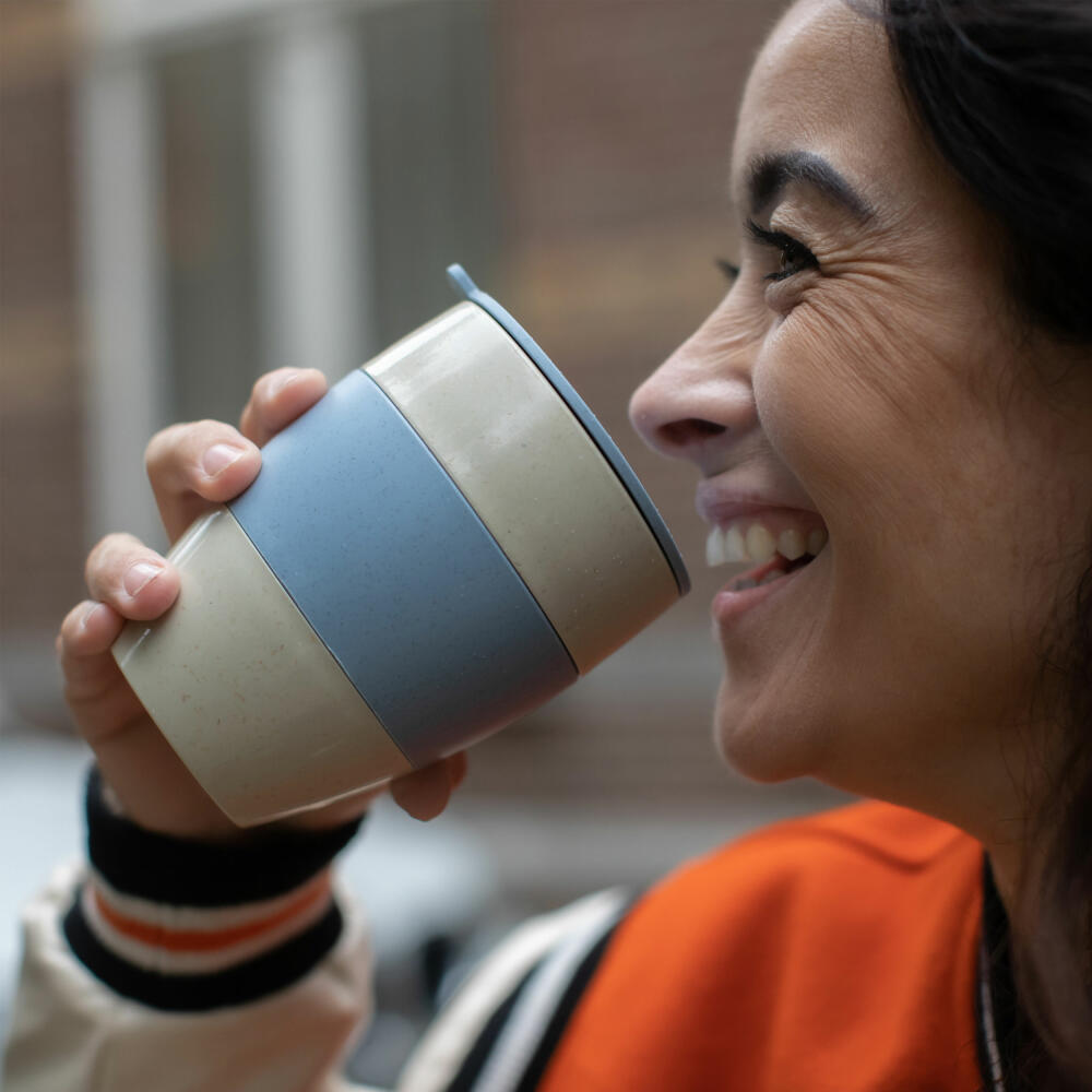 Koziol Thermobecher Aroma To Go 2.0, Isolierbecher, Biozirkulärer Kunststoff, Nature Desert Sand / Nature Coral, 400 ml, 7589273